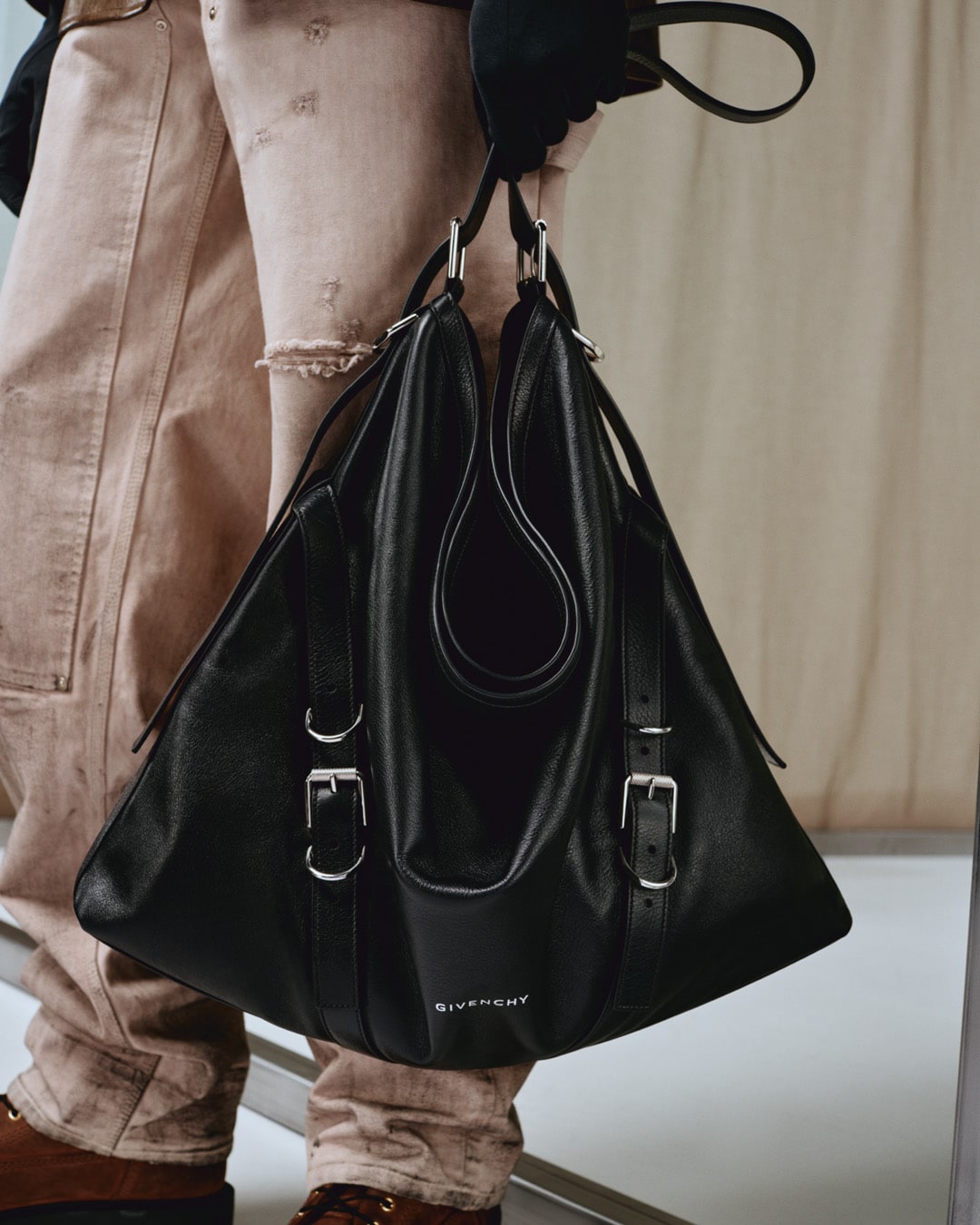Givenchy logo on luxury leather handbag – Stock Editorial Photo ©  NeydtStock #330490826